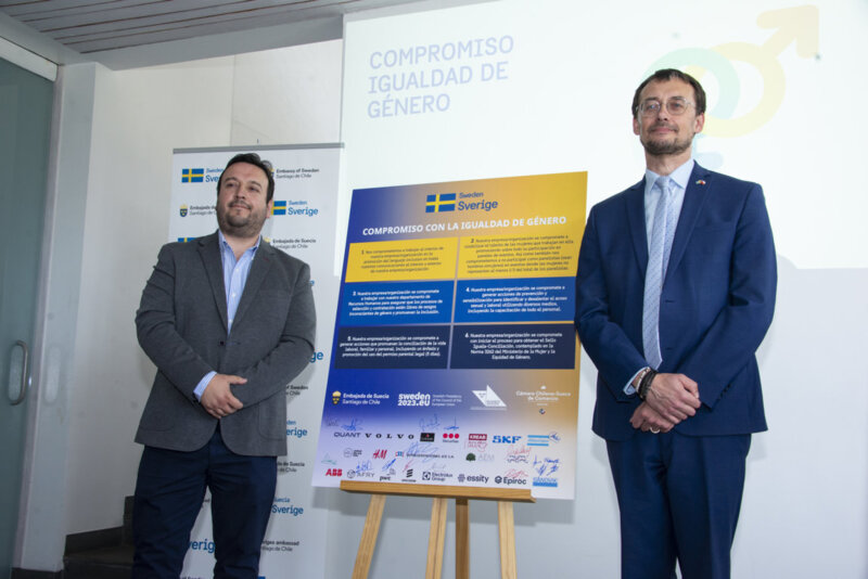 Felipe Bascuñán, Gerente de Marketing, Comunicaciones y Sostenibilidad junto a Tomas Wiklund, Embajador de Suecia en Chile Securitas firma compromiso con igualdad de género (2).jpg