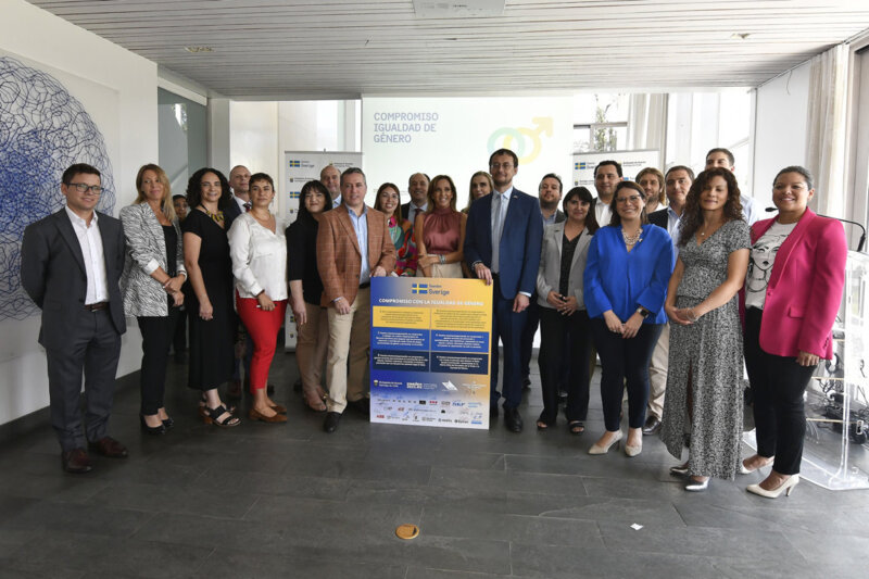 Representantes de empresas suecas en Chile Securitas firma compromiso con igualdad de género (3).JPG